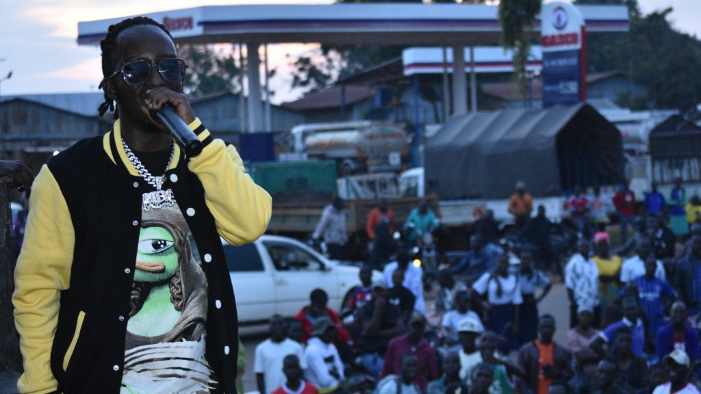 Gulu town’s favourite artiste Eezzy entertains fans at Layibi – Sqoop