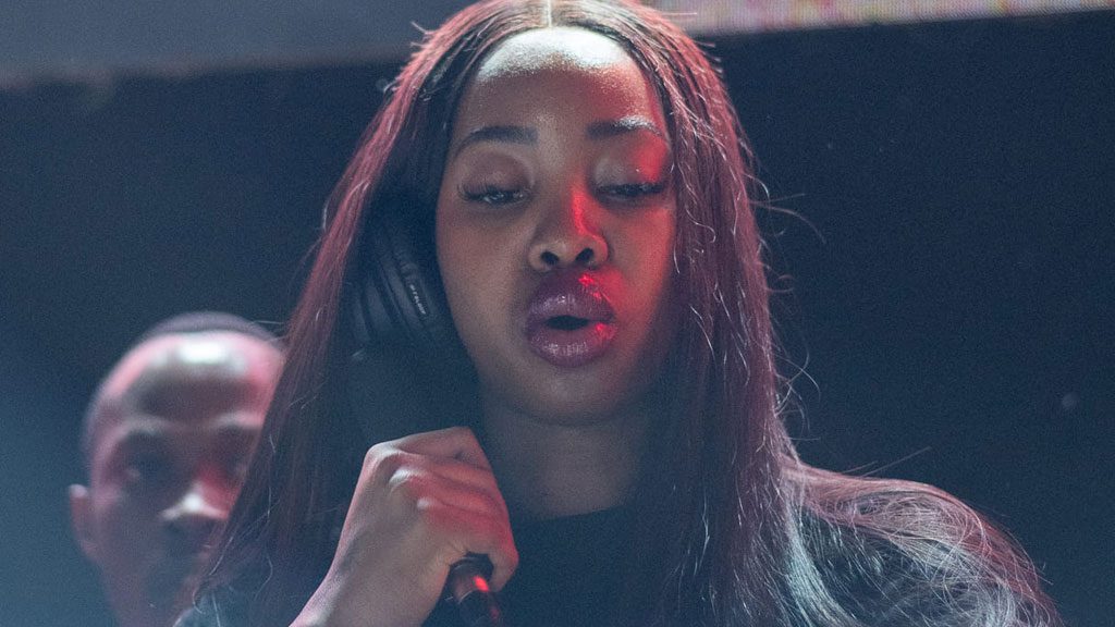 Etania vs girlies: Money battles and to kneel or not to kneel… – Sqoop